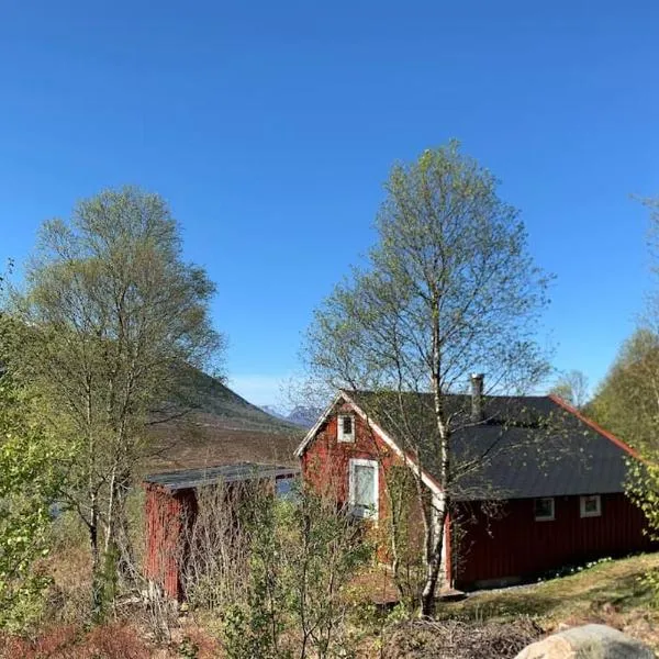 Peaceful cabin retreat in the Norwegian mountains, hotel in Ulsteinvik