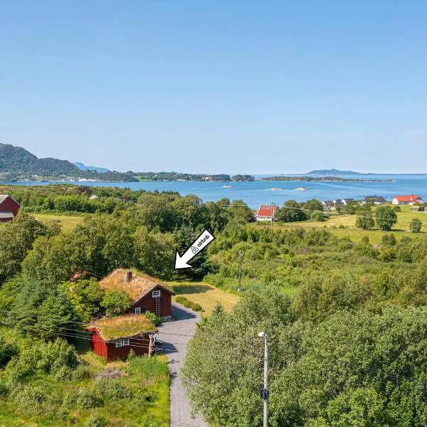 Charming cabin retreat by the coast in Midsund, hotel in Midsund