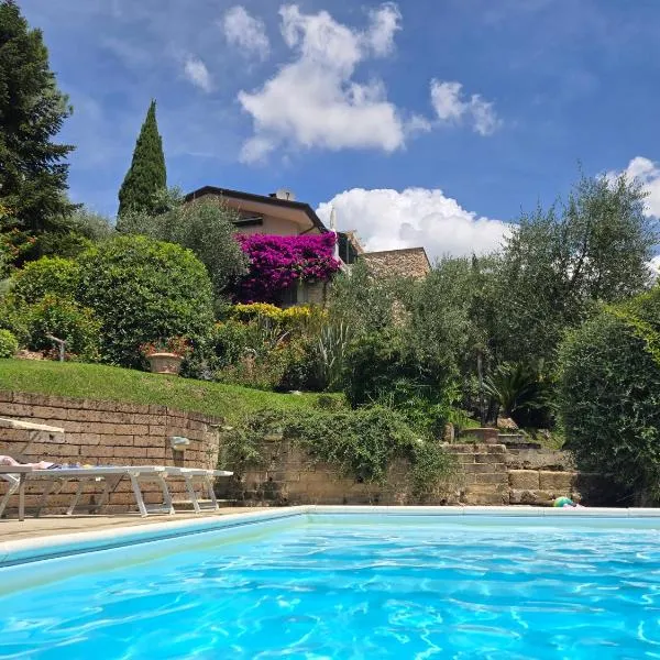 Il Pino - Charming country house with pool, hotel in Massarosa