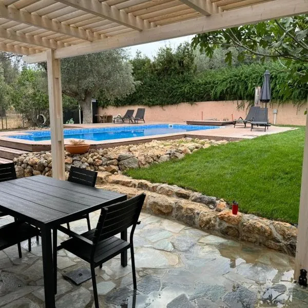 Villa Josefine - With private pool and parking, hotel v destinaci Politiká