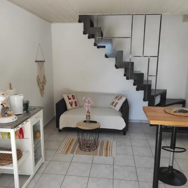 Duplex 24m2 classé 2 étoiles à 2km d'Aubenas, hotel in Aubenas