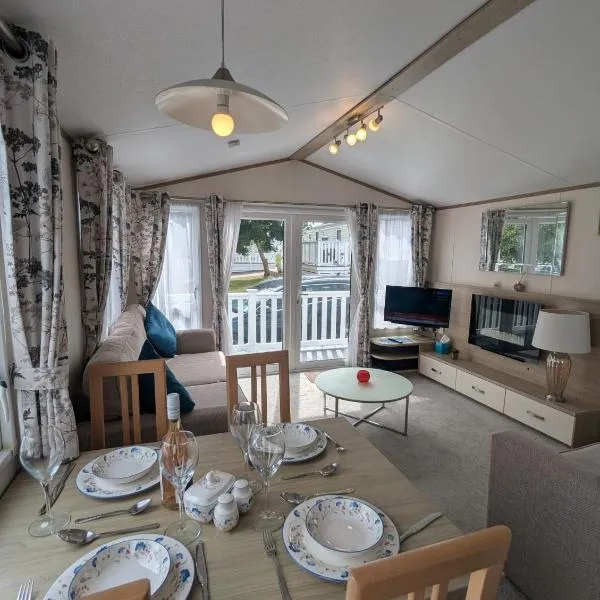 LOVELY BRIGHT AND AIRY CARAVAN ON THE 5 Star SHOREFIELD COUNTRY PARK ENTERTAINMENT PASSES INCLUDED, hotel v destinaci Milford-on-Sea