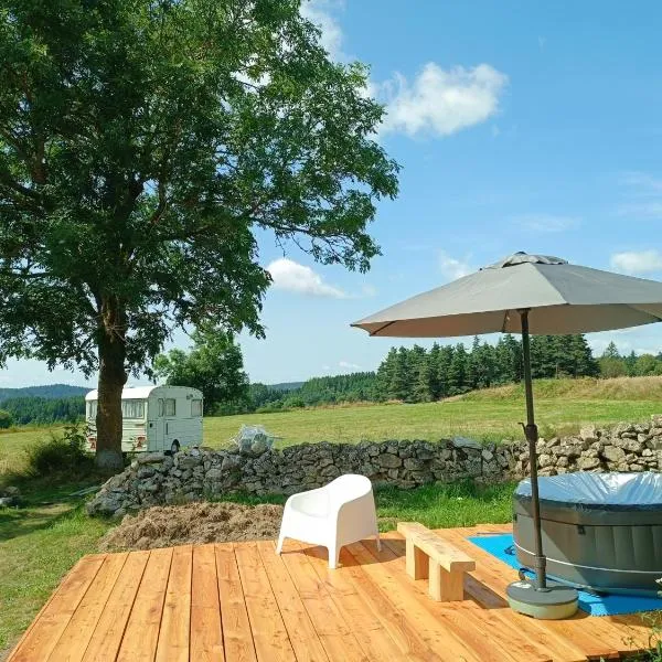 Caravane Vintage insolite avec jacuzzi au calme, hotel v destinaci Sauvessanges