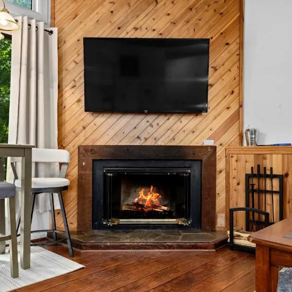 Cozy Condo in Wintergreen Resort That Sleeps 4!, hotel in Lyndhurst