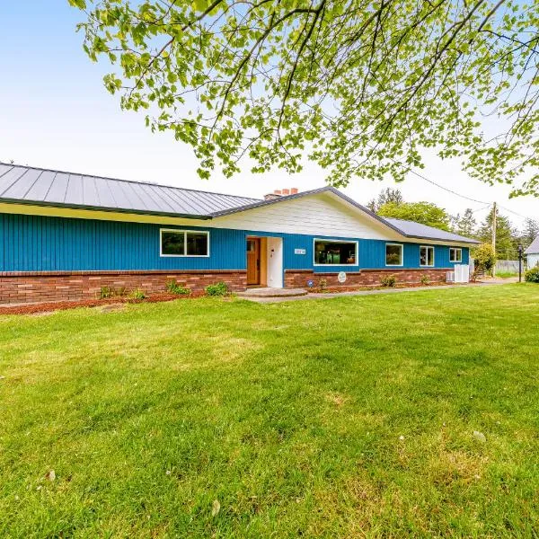 New Riverfront Luxury with acreage and great views, hotel di Tillamook