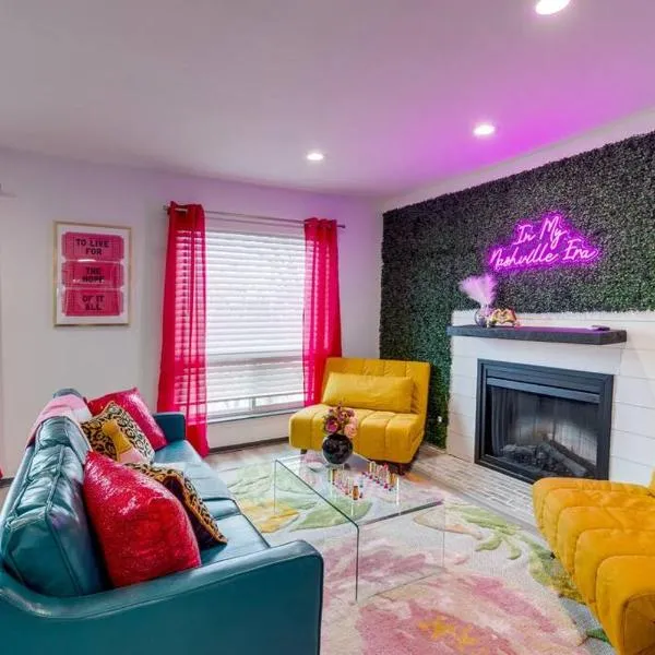 Vibrant Riverfront 2BD with a Pool, hotel in Nashville