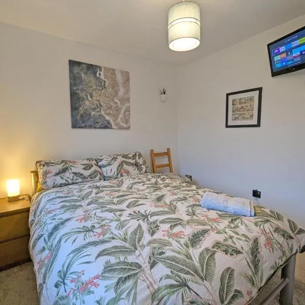 Bright Double Room, Smart TV, 5 Minute Walk from Train Station, hotel in Egerton