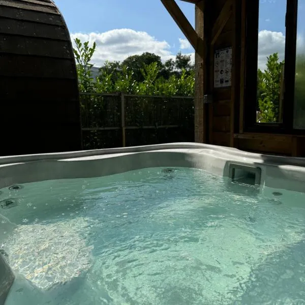 luxury pod with hot tub, hotel in Clodock