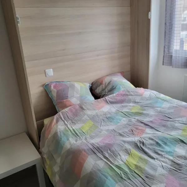 3 Next To Paris – hotel w mieście Montreuil