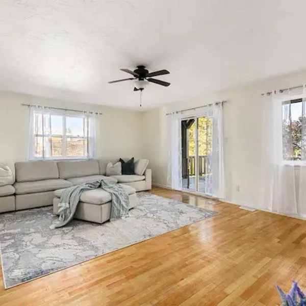 Spacious 4 bedrooms, 5 beds home - 3 Minutes to Downtown Moncton, hotel v destinaci Moncton