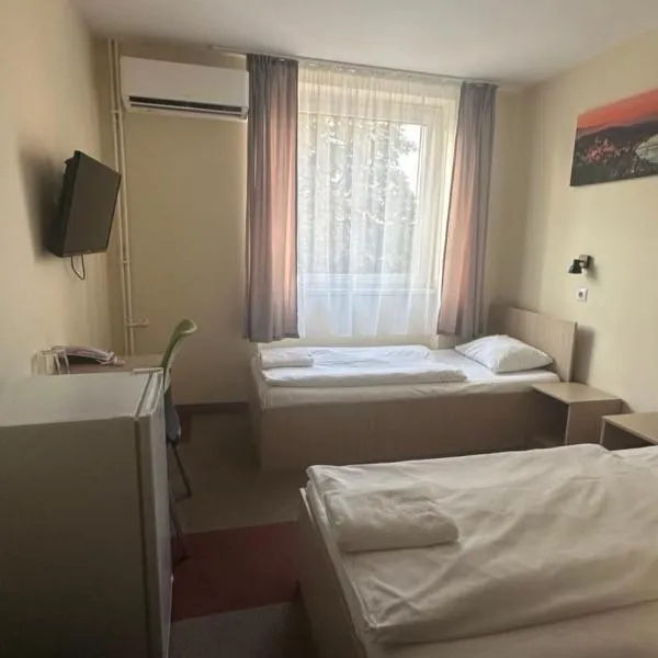 FREE PARKING, FREE BREAKFAST, only 15 minutes to City Center, hotel a Budapest