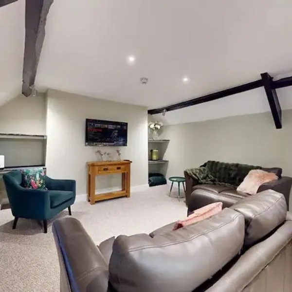 4 Bed Apartment- With Cosy Pub - Food/Drink 10%off, hotel in Pontypool