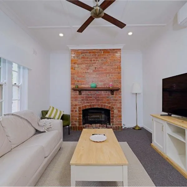 Manuka Village - Sleeps 8 - Free parking x 4, hotel a Kingston 
