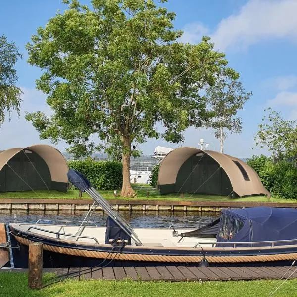 Glamping at the water, close to Amsterdam, hotel u gradu Alsmer