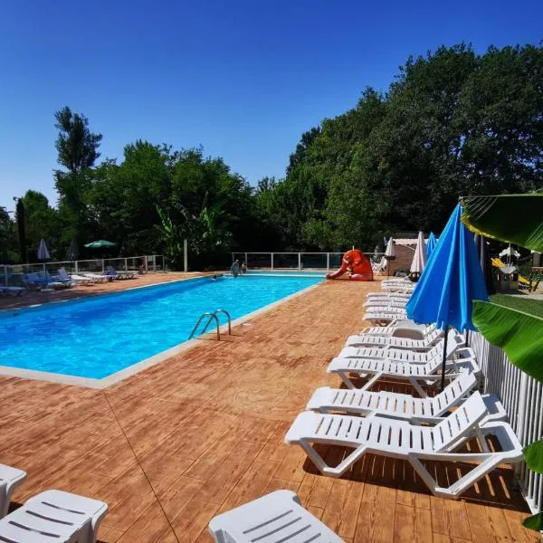 camping nature le Valenty mobil-home-Dordogne panoramique clim piscine, hotel v destinaci Soturac