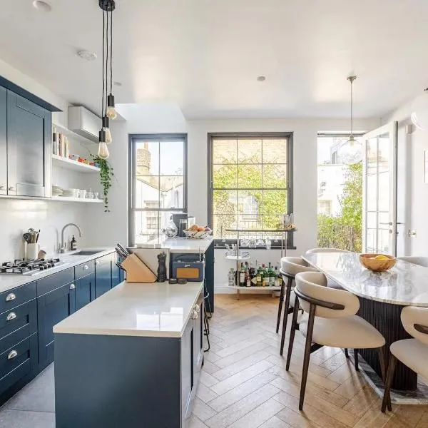 Delightful Notting Hill 2 bed House with garden, hotel in London
