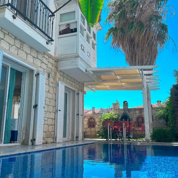 Evalacati-Villa Palma-Şömineli- Kış Düzeninde, hotel in Çeşme