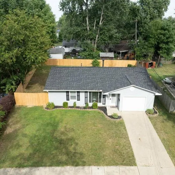 Private Ranch- Entire Home - Hot Tub - Pets & Kids Welcome - King Bed - Fenced Backyard - Free WiFi, hotel en Gahanna