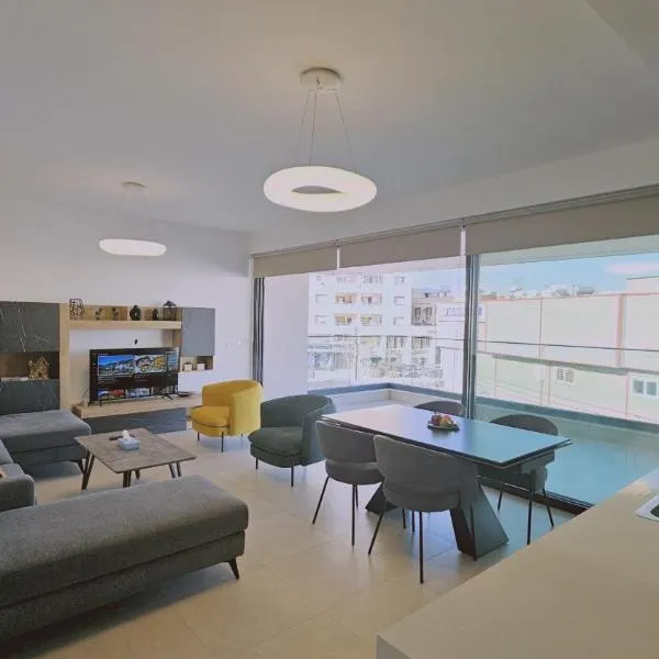 STAY Diamond Apartment, hotel in Larnaka