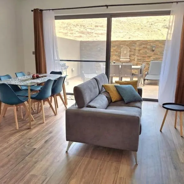 Water Lily Oasis Courtyard - 5min Walk to Beach, hotel v destinaci Xlendi