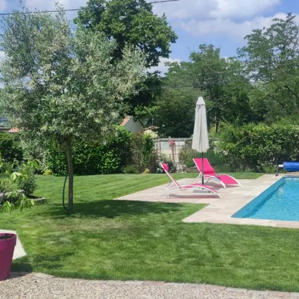 Duplex Girondin avec Piscine, hotel v destinaci Izon