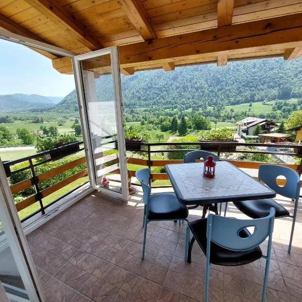 Apartments NEAR THE SOČA RIVER, hotel v destinaci Tolmin