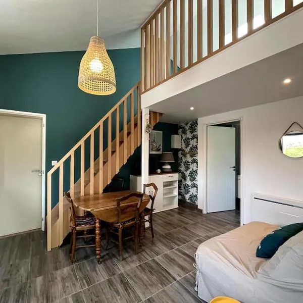 Studio neuf avec mezzanine dans un coin paisible avec piscine partagée, hotel in Le Pellerin