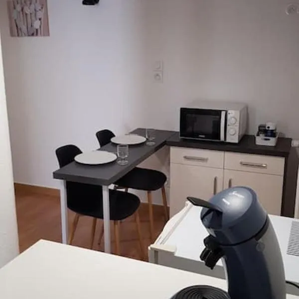 Studio meublé en sous-sol en plein centre ville, hotel v destinaci La Ferté-Bernard