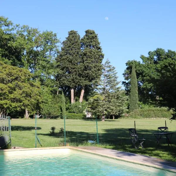 Mas Provencal Monteux 84170, hotel in Althen-des-Paluds