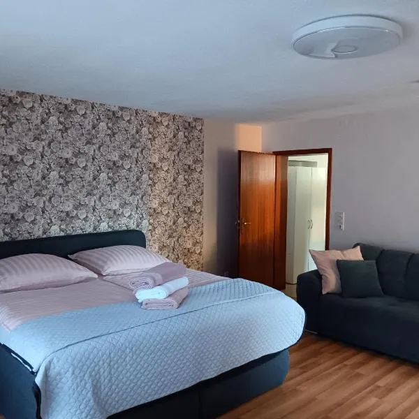 Ninas Ferienwohnung, hotel v destinaci Hinterweiler