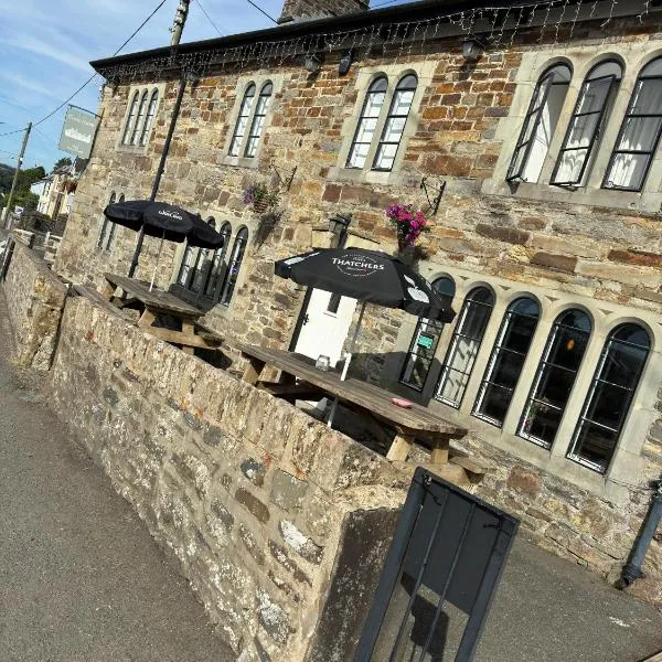 Cross Hands Hotel、Llanybydderのホテル