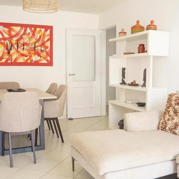 2 bdr cozy beachside apartment, Copacabana - LCGR: Mindelo şehrinde bir otel