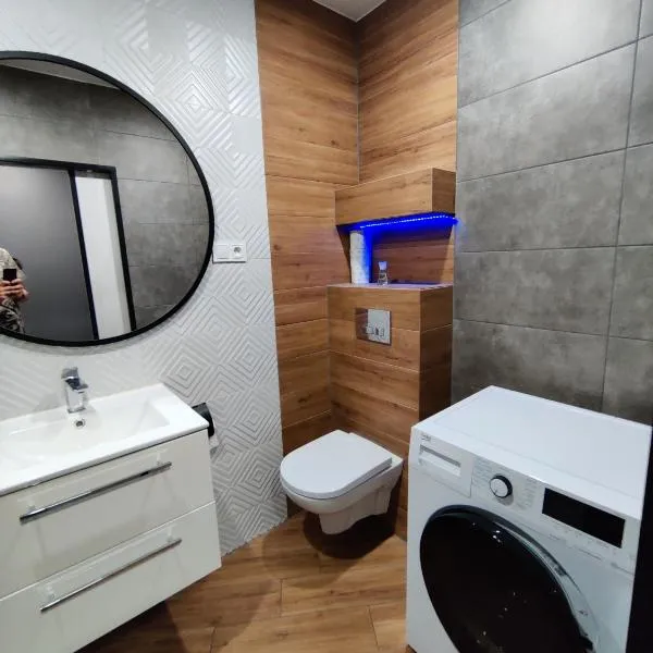 WYPOSAŻONY APARTAMENT, 11 KM SZLAKIEM NA ŚNIEŻKĘ, otoczony górami i spokojem, hotel v destinácii Kowary