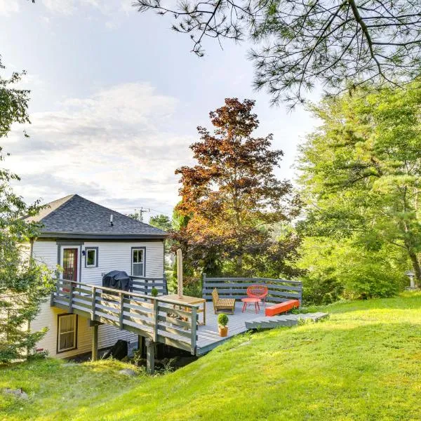 3 Mi to Boothbay Harbor Coastal Colorful Home!, hotel en East Boothbay