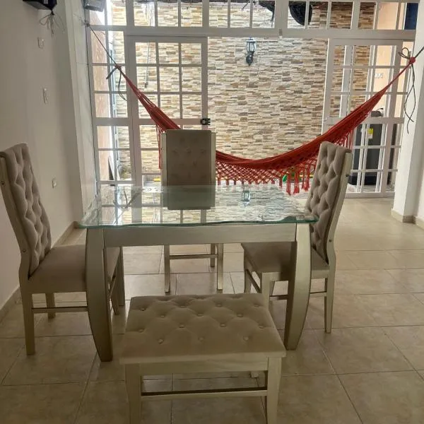 Casa espaciosa en el norte 4 habitaciones: Montería şehrinde bir otel