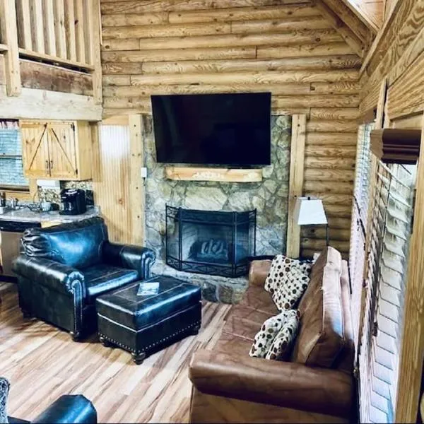 Rustic Black Bear Cabin, hotel in Pigeon Forge