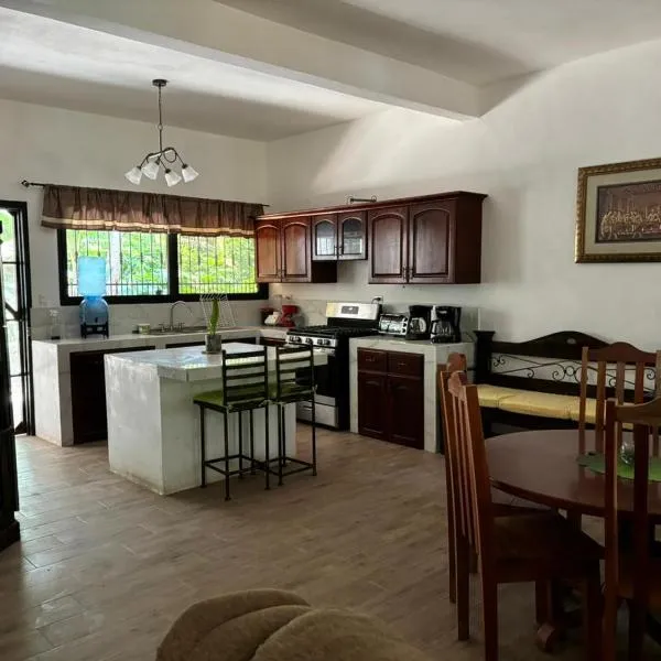 Casa cerca del aeropuerto Peten, hotel v destinaci Flores