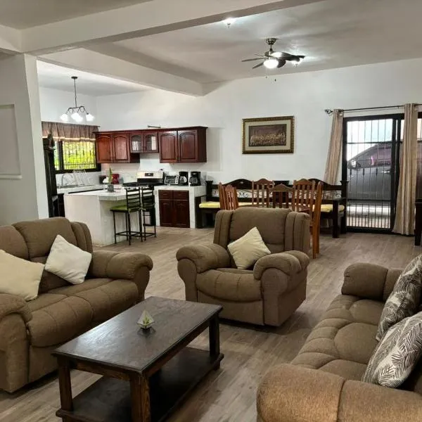 Casa cerca del aeropuerto Peten, hotel a Flores