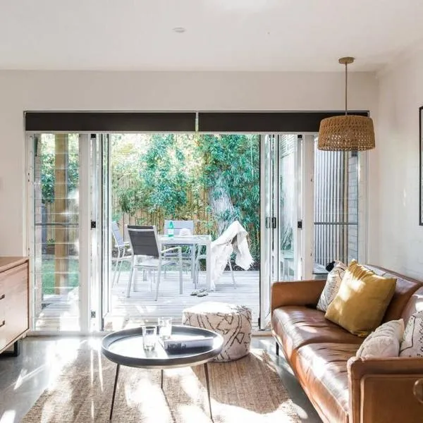 'Sunshine Beach Bungalow' - Beautiful Noosa Home, hotel in Sunshine Beach