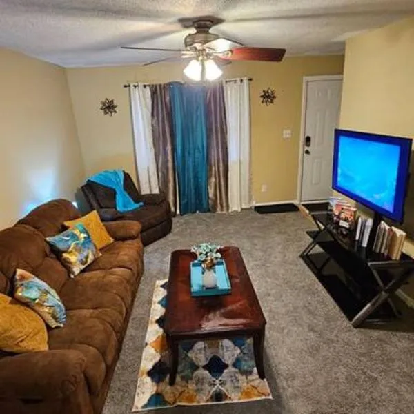 Cozy 2BR sleeps 6 near ECU Stadium and Hospital, hotel v destinaci Greenville
