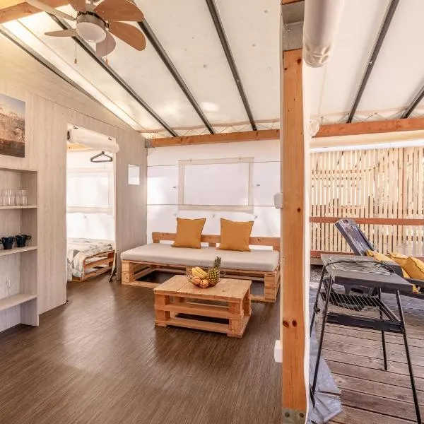 グランピング テント | ロシニュ | キャンプ チカット（Glamping Tents | Losinj | Camp Čikat）、マリ・ロシニのホテル