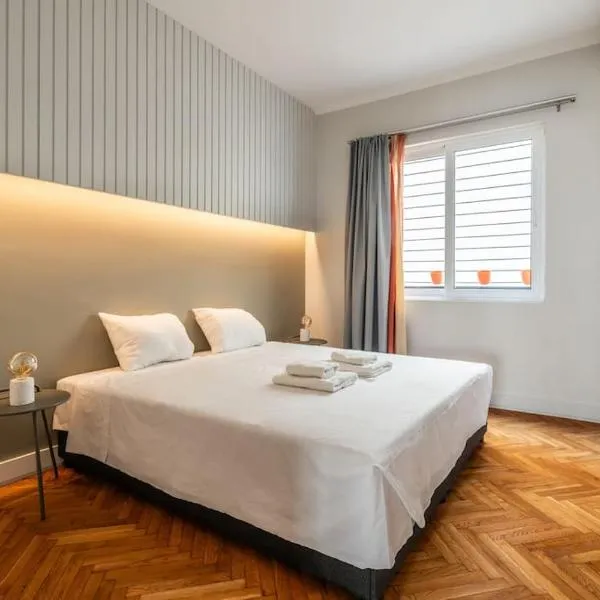 Family 2BR Apt By National Archaeological Museum โรงแรมในเอเธนส์