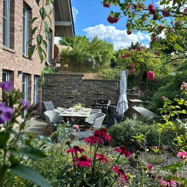 Attraktive Wohnung-Elztalidyll-zwischen Mosel,Nürburgring und Burg Eltz, hotel in Kollig