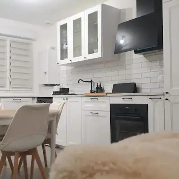 Chambre calme dans une maison neuve avec jardin, hotel v destinaci Billère