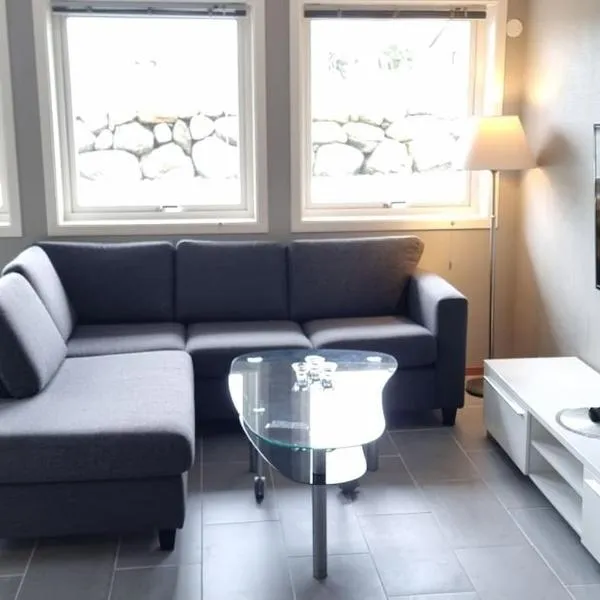 Sokkelleilighet på Kolnes, hotel in Tananger