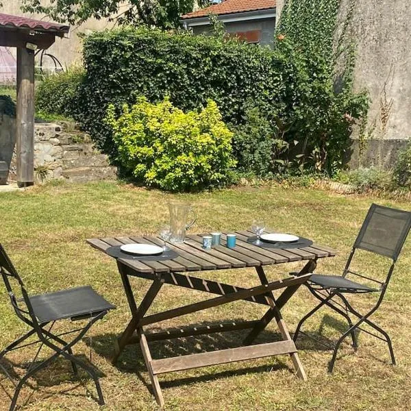 maison centre ville avec jardin partagé, hotel v destinaci Saint-Junien
