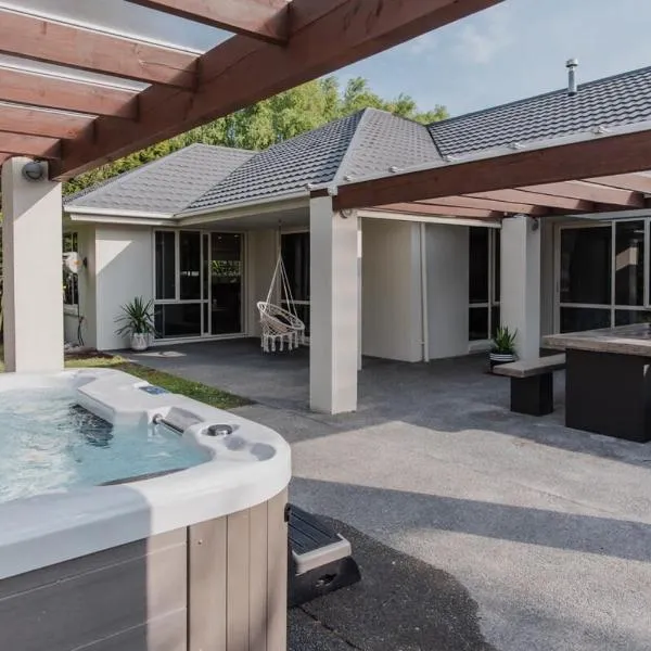 Hidden Gem of Christchurch - Sleeps 13, hotel in Christchurch