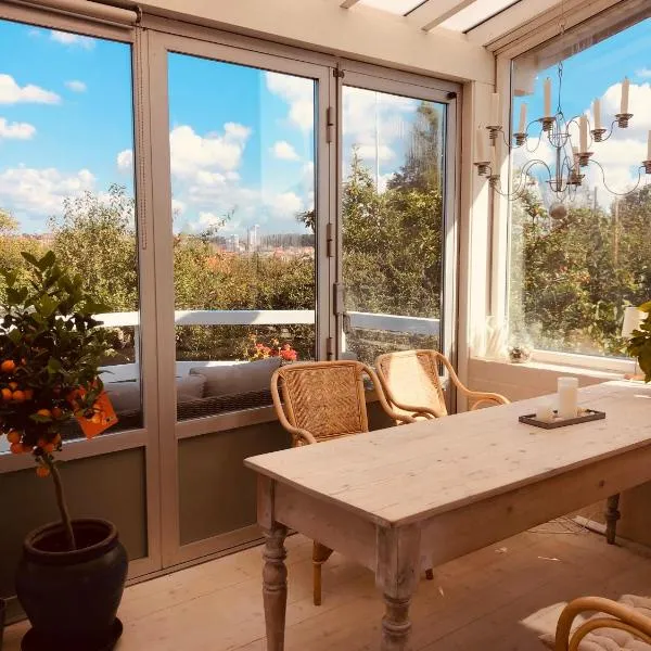 Charming sunroom with panorama view, hotel v destinaci Randers
