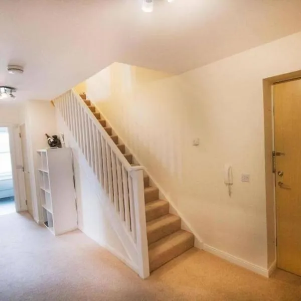 Inverurie Town Centre 97m2 Maisonette, hotel v destinaci Inverurie