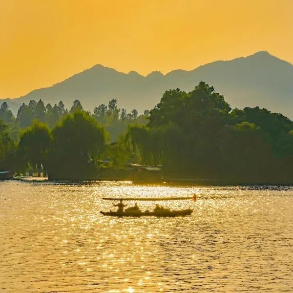 Nost algia S Hotel In the West Lake scenic area-,Lingyin Temple, Leifeng Tower, Children's playground, Free night snack, Free laundry, English communication well, Free travel advice, hotel v destinaci Chang-čou